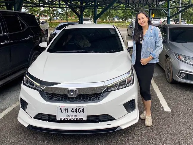 ลูกค้ารับรถเก๋ง Honda City สีขาวจากรถเช่าเชียงราย