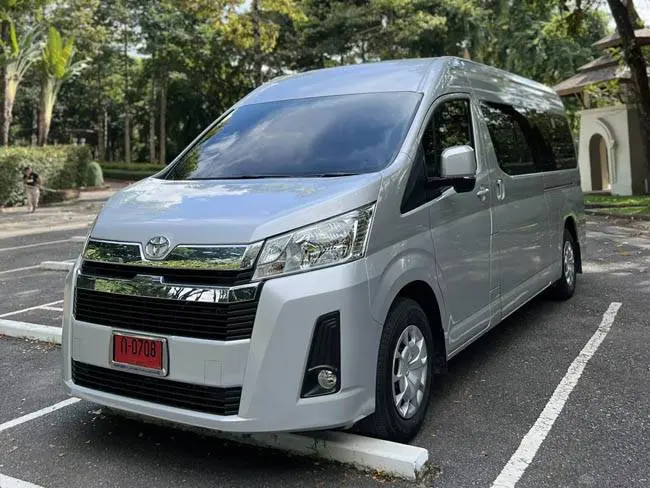 ภายนอกรถตู้ Toyota Commuter VIP สีเงินให้เช่าในเชียงราย