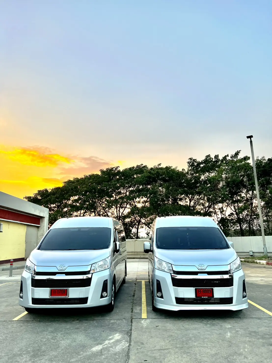 รถตู้ Toyota Commuter สองคันจอดคู่กันยามเย็นในเชียงราย